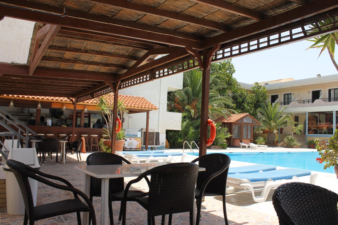 Pool von der Snackbaar aus gesehen Hotel Seven Stars