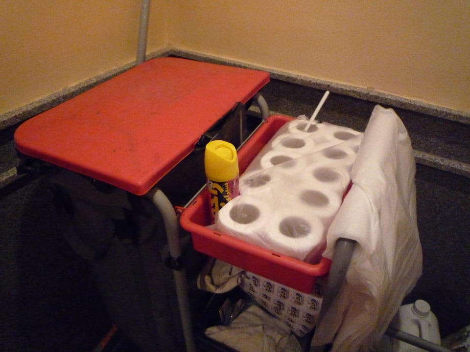 Housekeepingwagen mit Kakerlakenspray Pickalbatros Dana Beach Resort - Hurghada