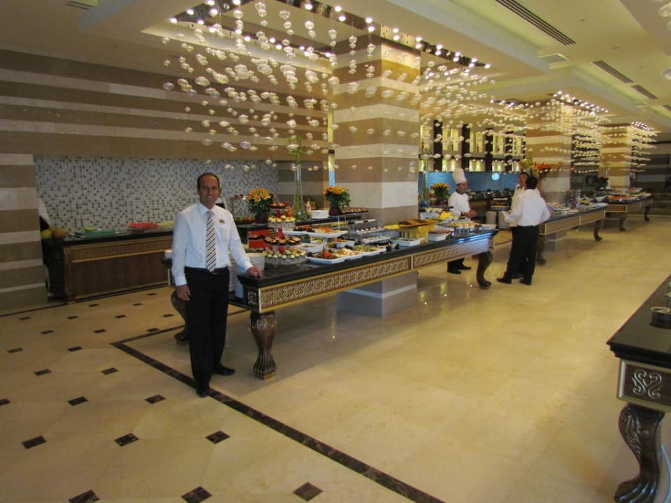 Manager Murat im Hauptrestaurant Diamond Excellence Resort & Spa