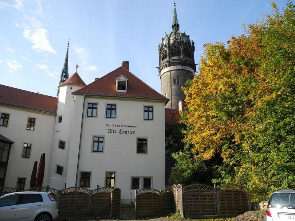 Blick vom Parkplatz mit Schloßkirche Hotel Alte Canzley