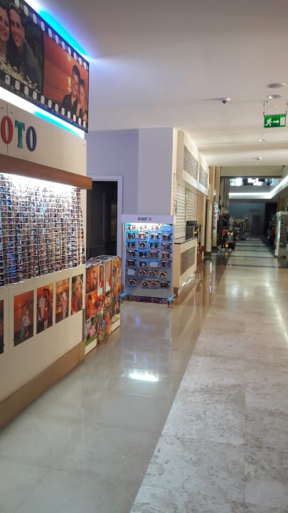 Verkaufsläden im unteren Bereich Port Side Resort Hotel