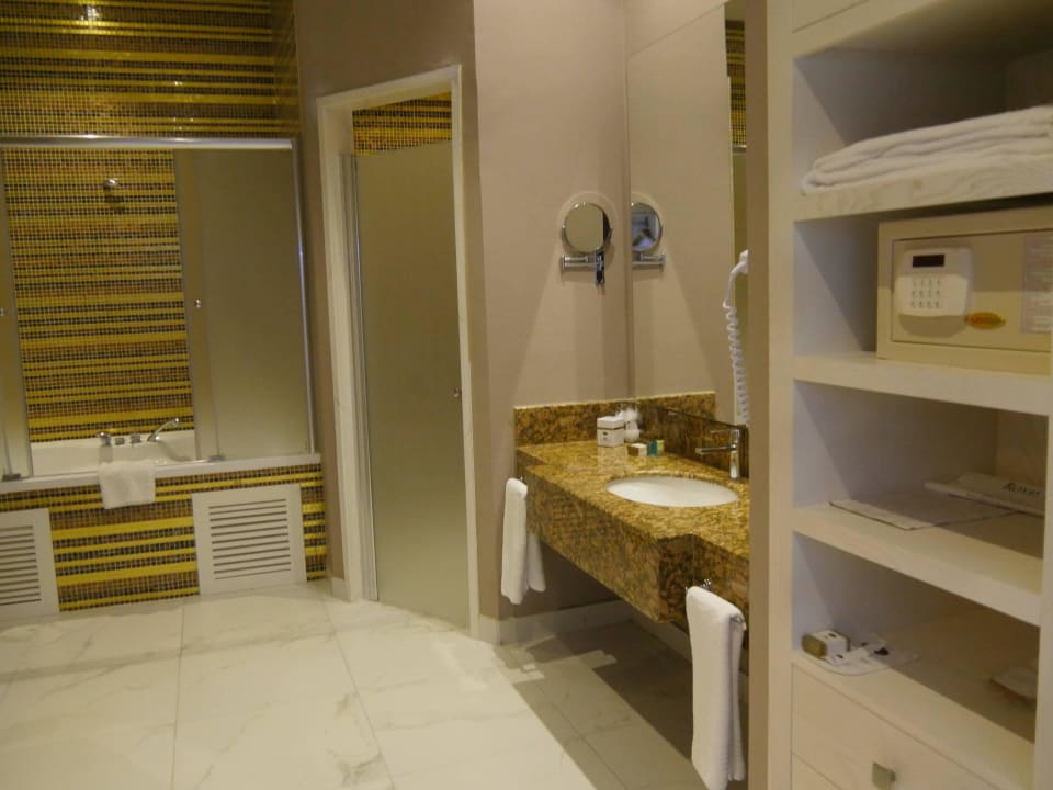 Garderobe & Badezimmer der Junior Suite 1207 (RTM) Royal Taj Mahal Hotel