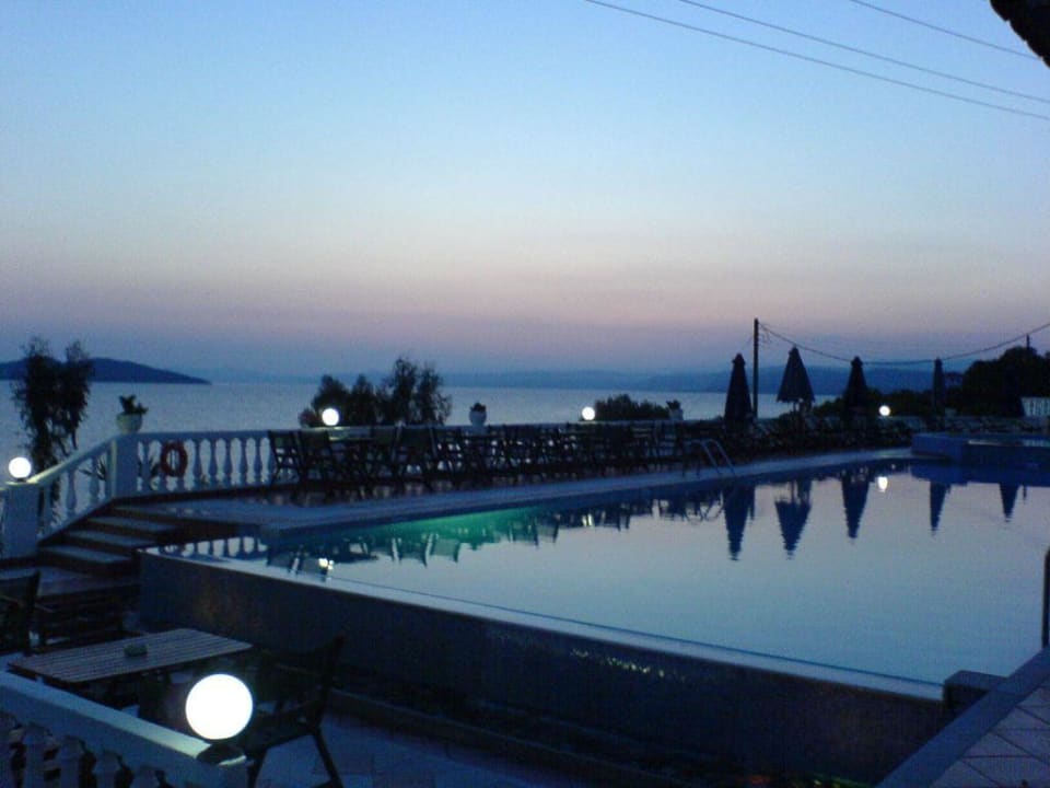 Abendstimmung am Swimmingpool Akti Ouranoupolis