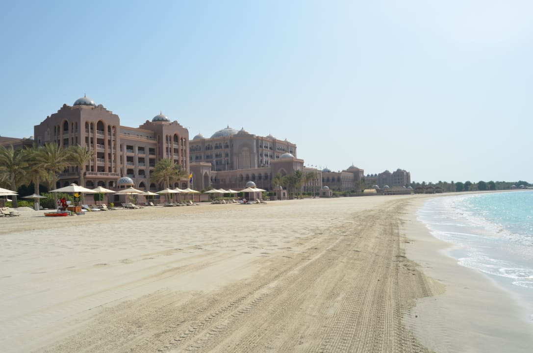 Strand mit Blick auf das Hotel Emirates Palace Mandarin Oriental