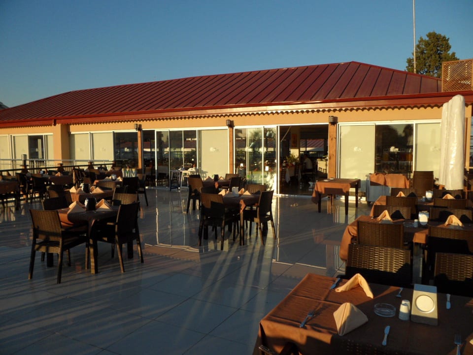 Die Außenterrasse mit Aussicht vom Hauptrestaurant Sun Club Hotel