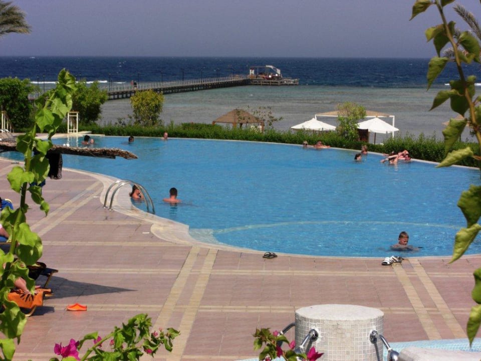 Blick über Pool zum Steg TUI MAGIC LIFE Kalawy