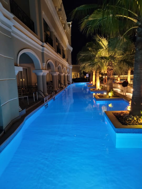 Pool Titanic Royal