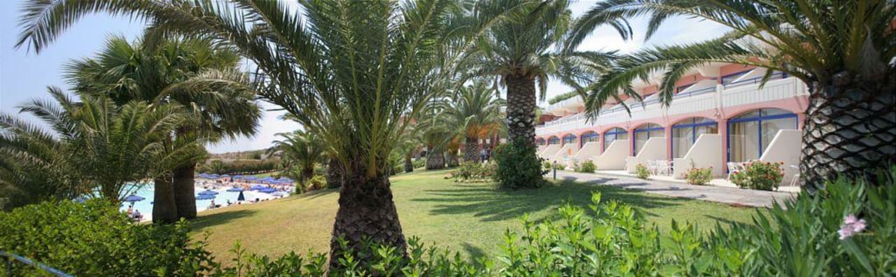 Hintere Außenansicht zwischen Hotel und Pool Kresten Palace Hotel