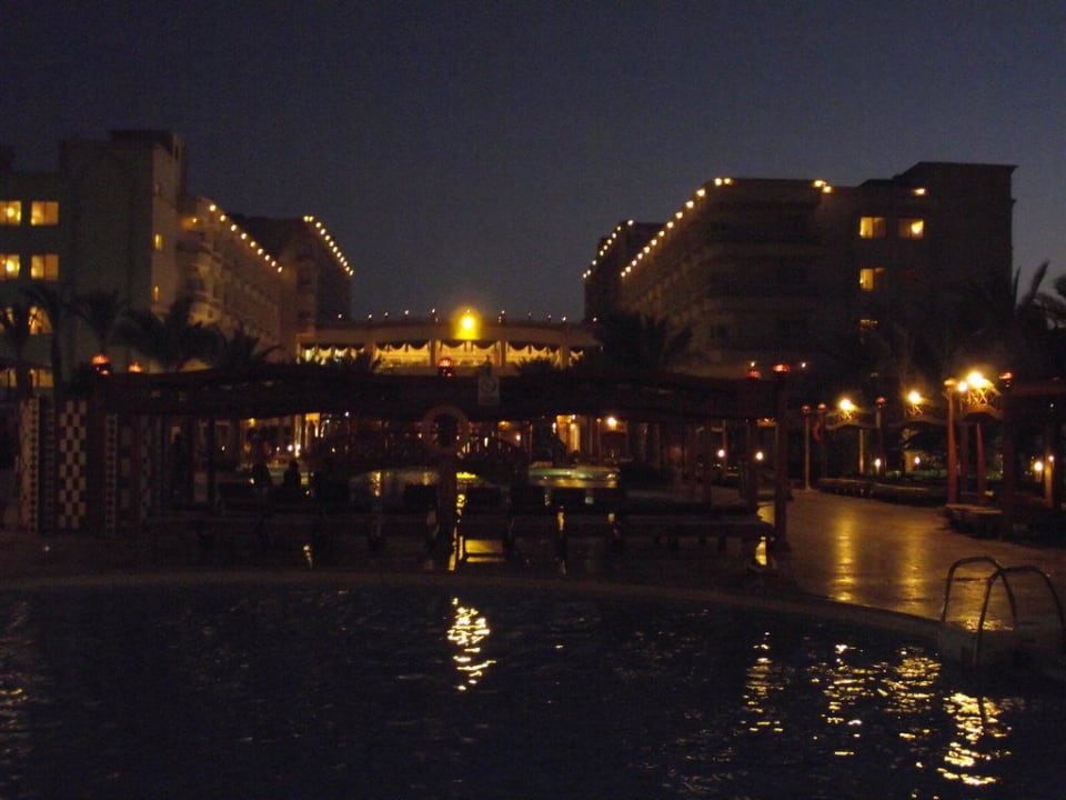 Ночной вид Riviera Aqua Park Resort