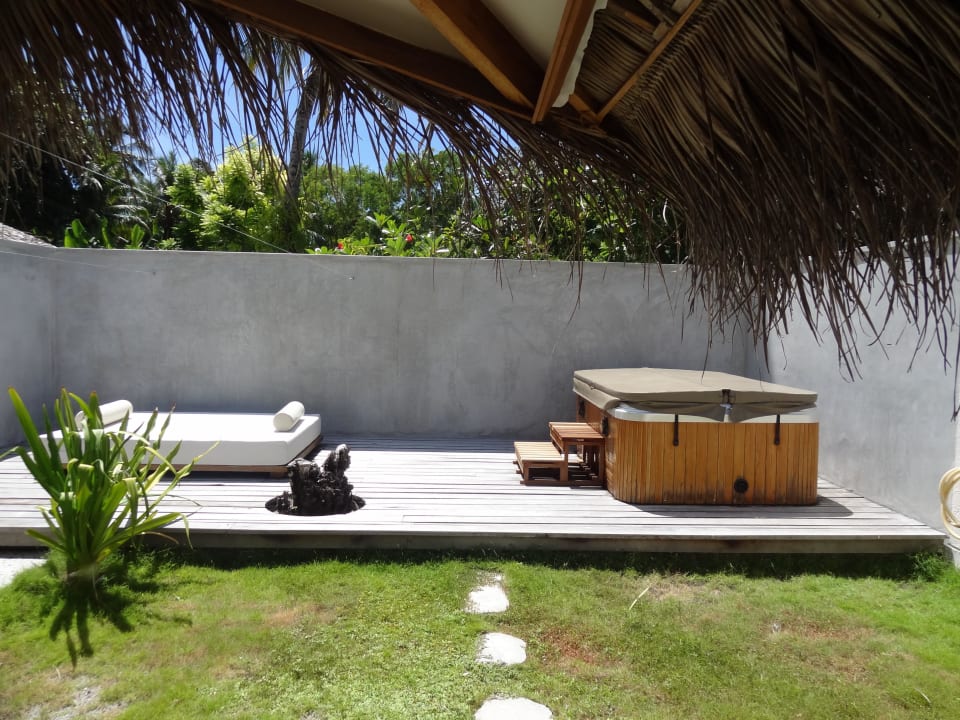 Gartenbereich der Villa mit Jacuzzi Kuramathi Maldives