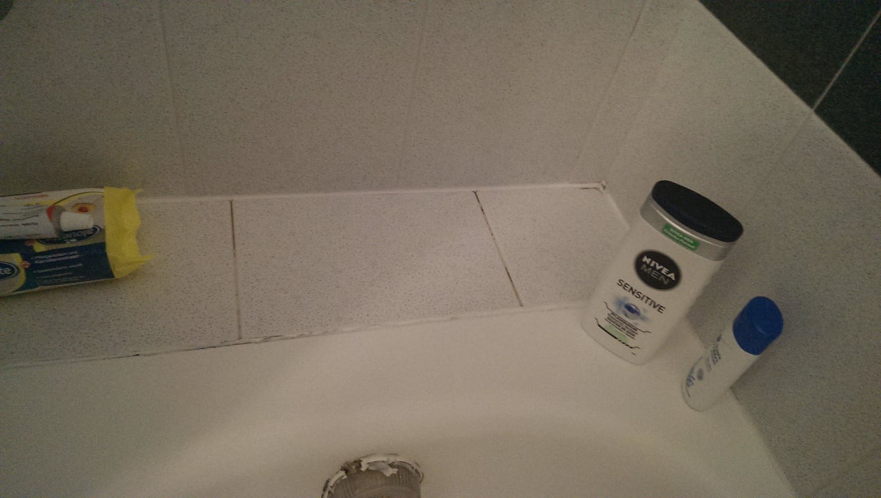 Schmutzig verfärbte Fugen im Bereich der Badewanne Hotel Geranion Village