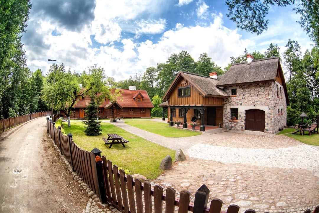Pod strzechą Hotel Dworek Wapionka
