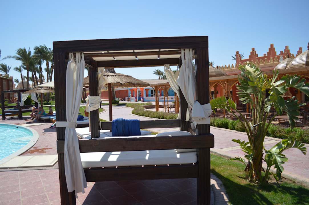 Лежак у детского бассейна Pickalbatros Alf Leila Wa Leila Resort - Neverland Hurghada