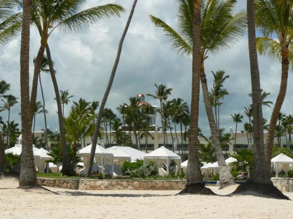 Blick vom Strand auf das Hotel JOIA Bávaro by Iberostar