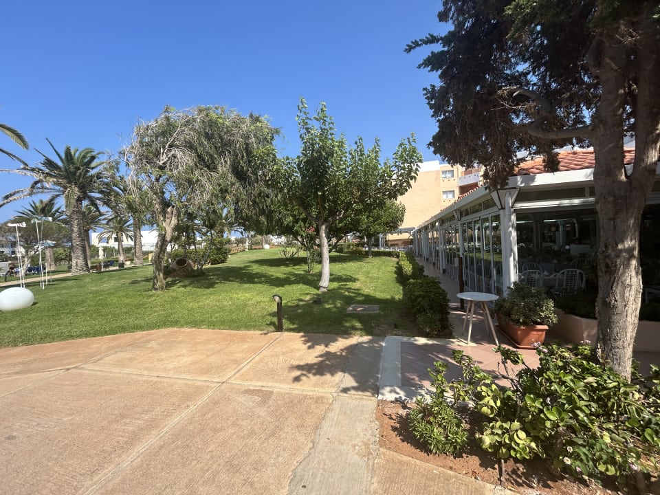 Gartenanlage Anissa Beach & Village