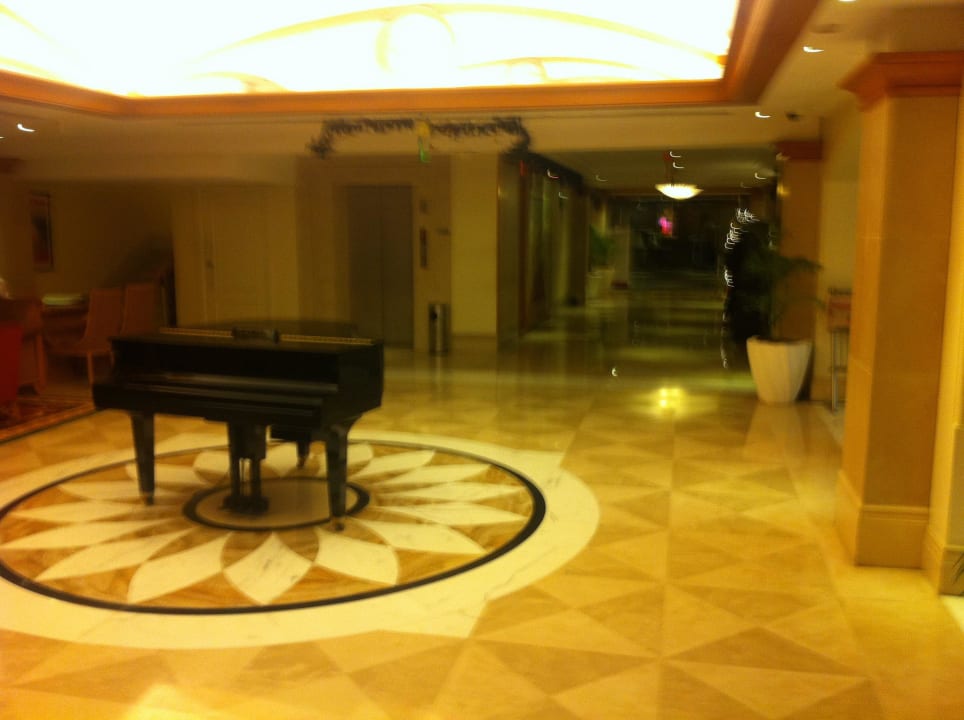 Mittelpunkt der Lobby RAMADA Plaza Palm Grove Hotel
