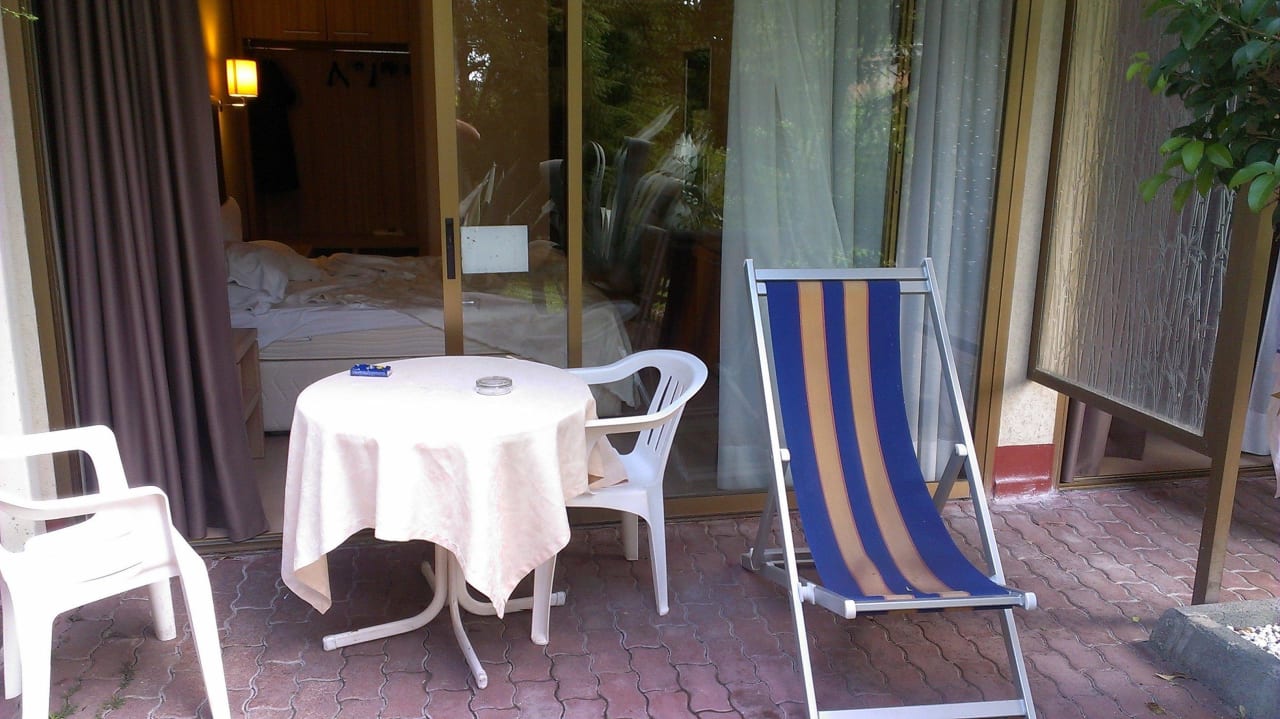 Zimmerterrasse mit Blick in den Garten Nyala Suite Hotel