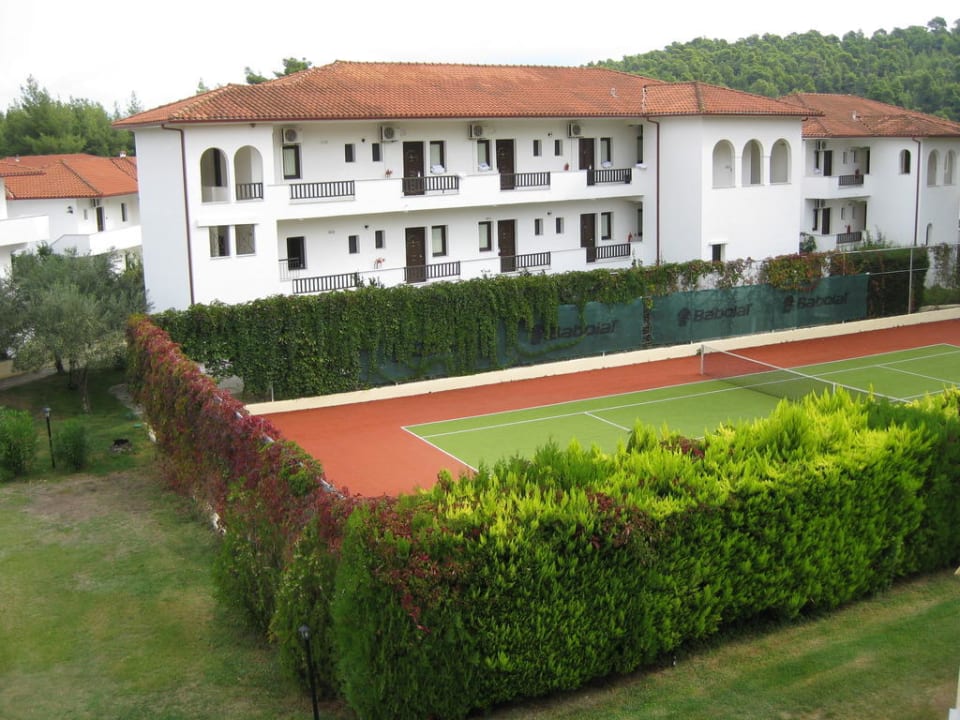 Blick vom Fenster auf den Tennisplatz Hotel Chrousso Village