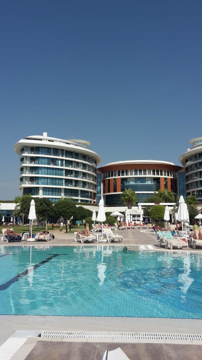 Blick von der Liege Richtung Hotel  Hotel Baia Lara