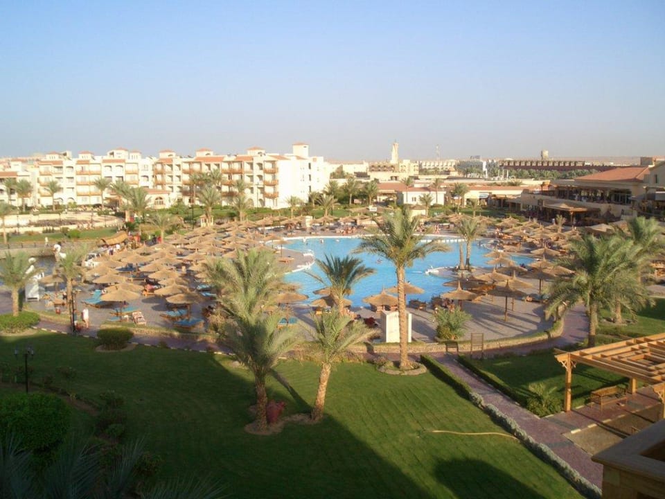 Pool und Gartenanlage vom Balkon Pickalbatros Dana Beach Resort - Hurghada