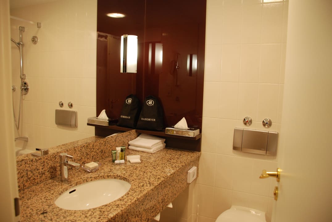 Badezimmer...etwas älter, aber sehr sauber! Hilton Mainz