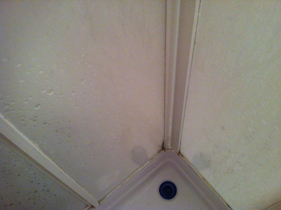 Verschmutzte Duschkabine Hotel Alter Doktor / Отель Старый Доктор