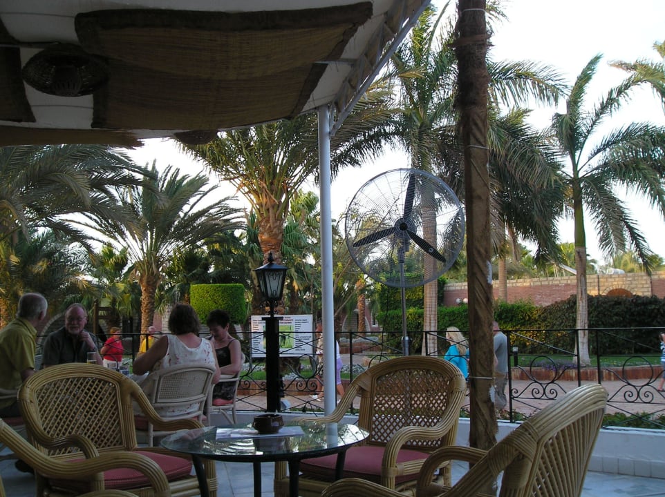 Терраса возле главного здания отеля Аладдин  Aladdin Beach Resort