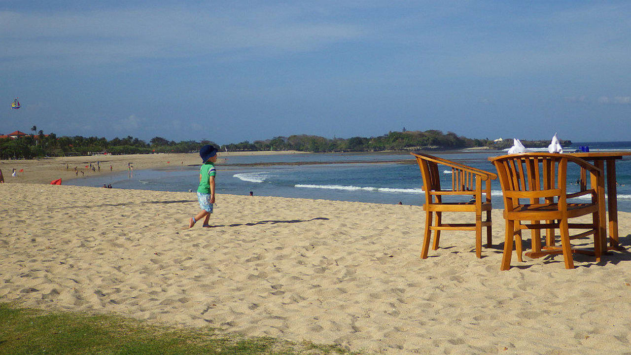 Strand mit gedecktem Tisch Ayodya Resort Bali