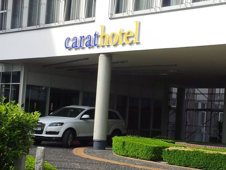 Aus dem Auto in die Lobby PLAZA Premium Schwerin