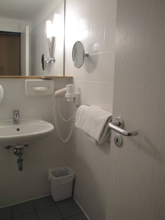 Waschtisch, Fön und Spiegel im Bad Best Western Hotel München-Airport