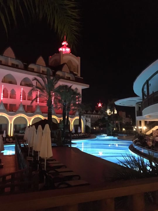 Bei Nacht Well Palace Side