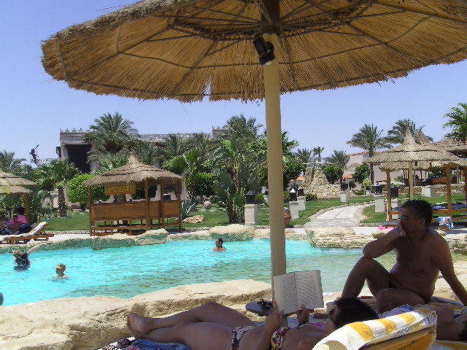 Pool bei den Bungalows Beach Albatros Resort