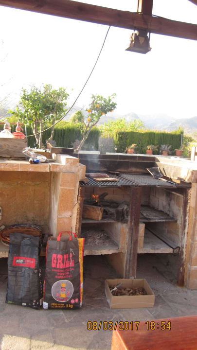 Grill- leider nur sehr großer Abstand z. Grillgut Finca Cas Pec