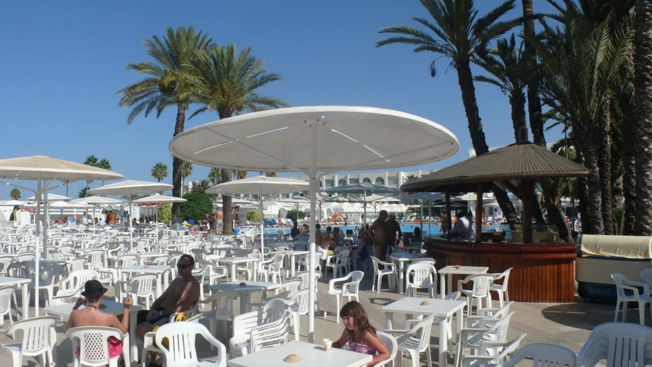 Vor der Poolanlage El Mouradi Club Kantaoui