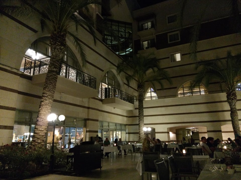 Herrliches Abendessen im Freien Kempinski Hotel The Dome Belek
