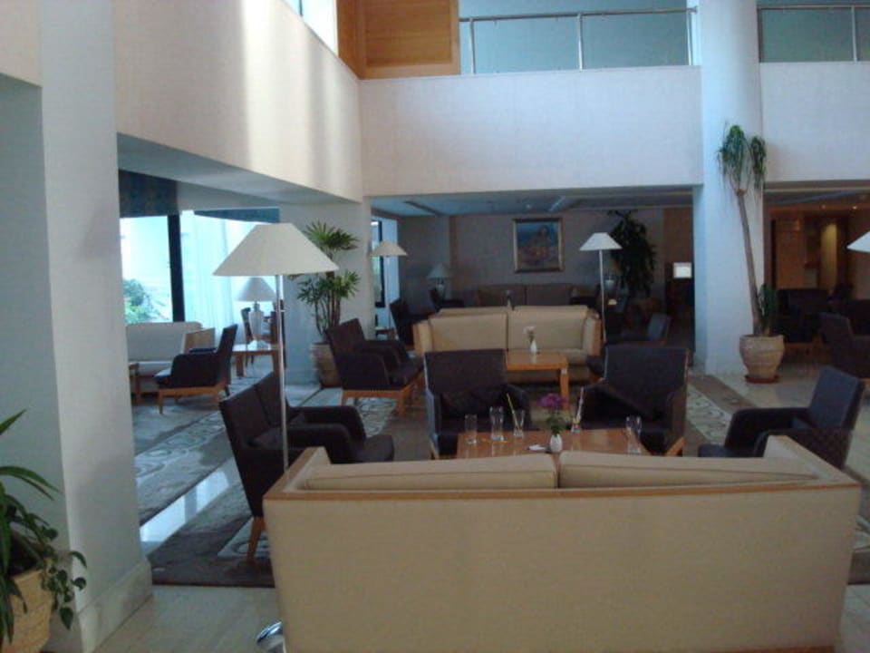 Sitzgelegenheiten vor der Rezeption Louis Ledra Beach