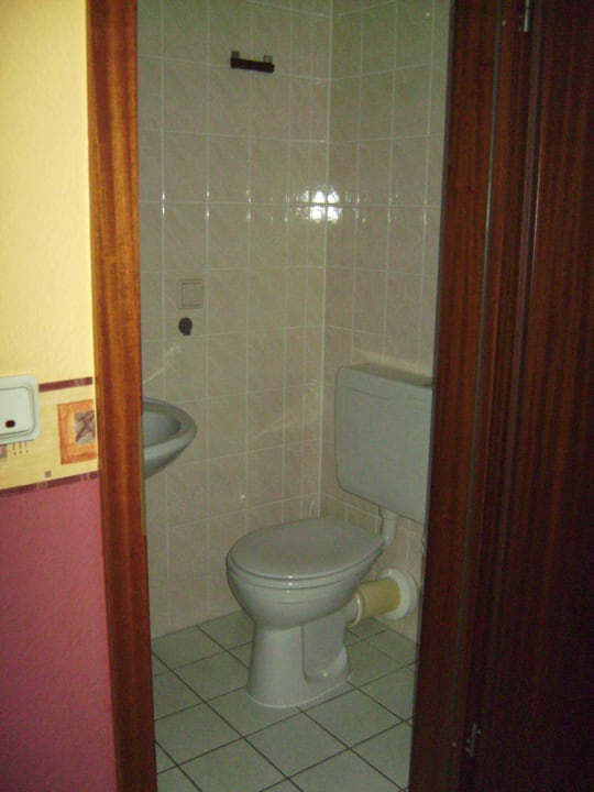 Bad mit WC, links Waschbecken Hotel Pension Poppe