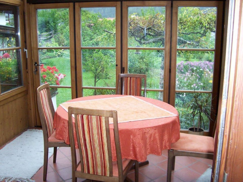 Tisch im Wintergarten Pension Wörz