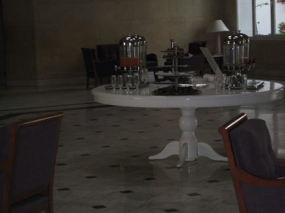 Getränke und Gebäck an der Rezeption Hotel El Mouradi Djerba Menzel