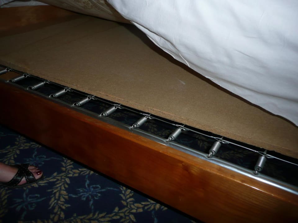 Spanplatte unter der Matratze Grand Hotel Nizza et Suisse