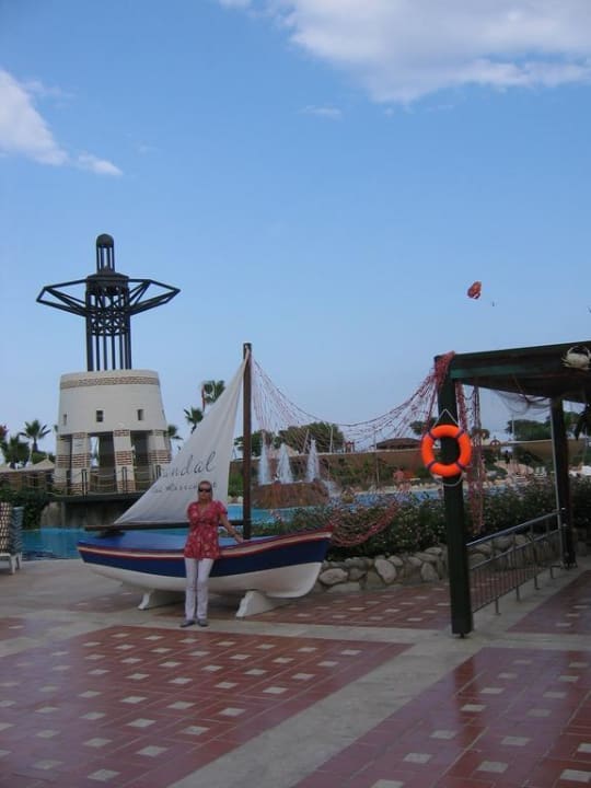 Между бассейном и рыбным рестораном Limak Limra Hotel & Resort