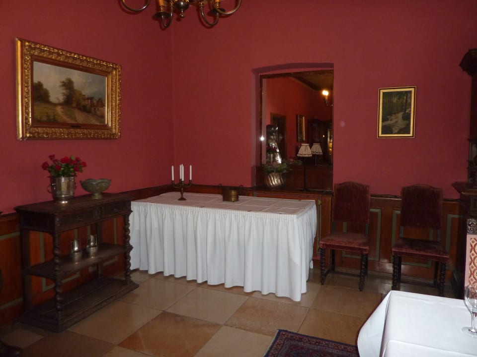 Rittersaal mit einigen von vielen antiken Gemälden Rheinhotel Luxhof