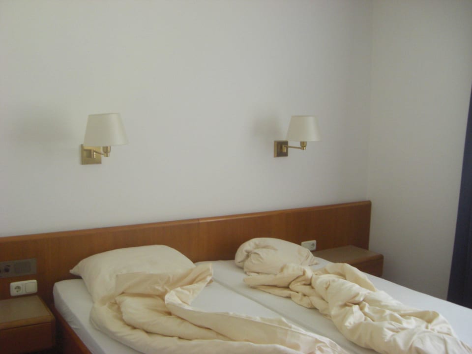 Doppelbett im Dreibettzimmer Hotel Carmen