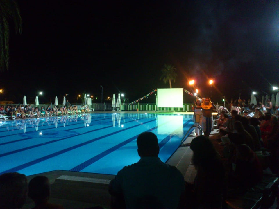 Show am und im Pool. Club Sidelya Hotel