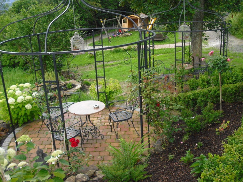 Teil des schön angelegten Gartens Hotel Sterr