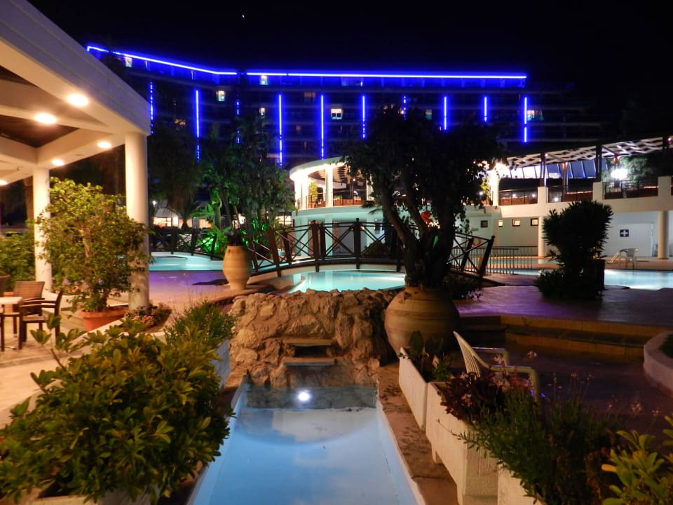 Außenanlage in der Nacht Hotel Calypso Beach