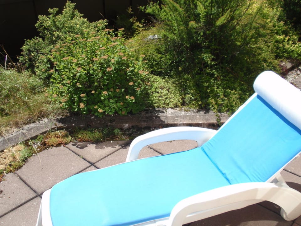 Teil der Terrasse mit Liege vor der Suite Hotel Der Löwe - Lebe frei