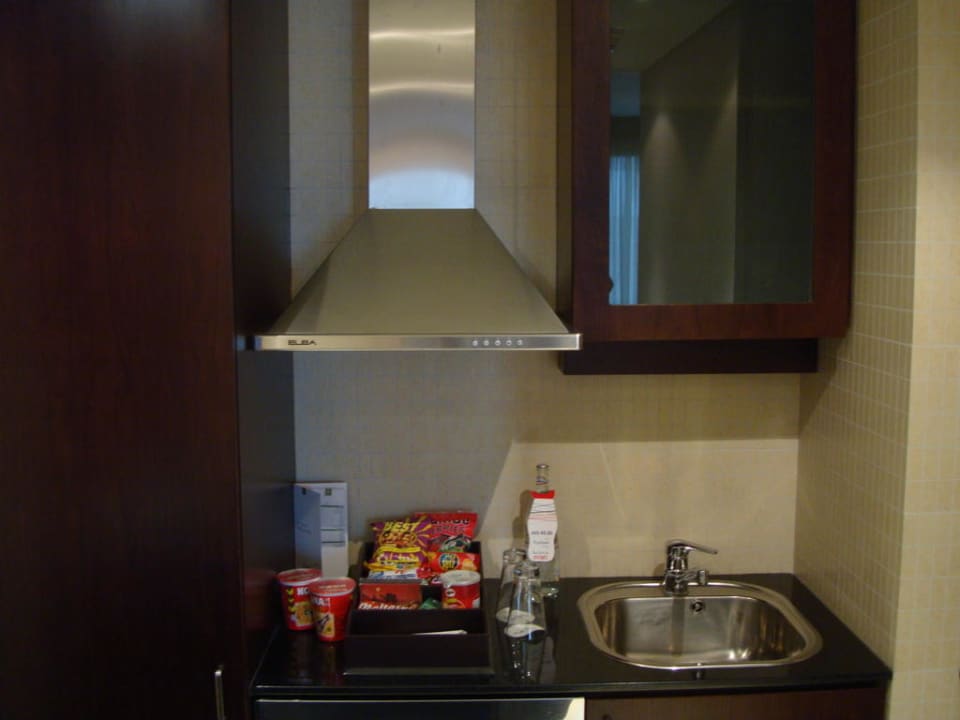 Die kleine Küchenzeile im Zimmer Rose Rayhaan by Rotana