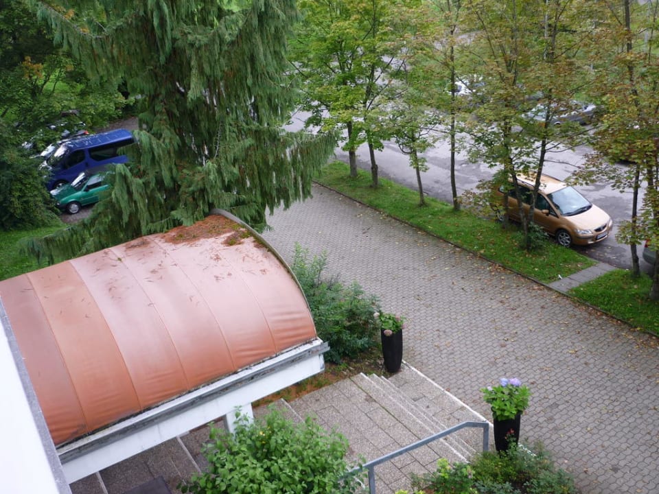 Vom Balkon zum Eingang und Parkplatz Reichel's Parkhotel