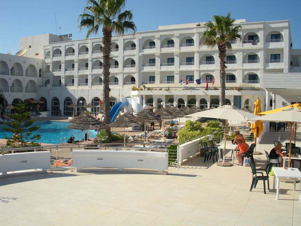 Blick zum Pool und Zimmer El Mehdi Beach Resort